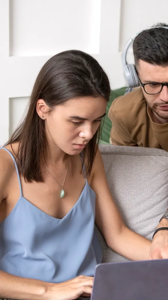 Pareja solicitando su POS desde una laptop